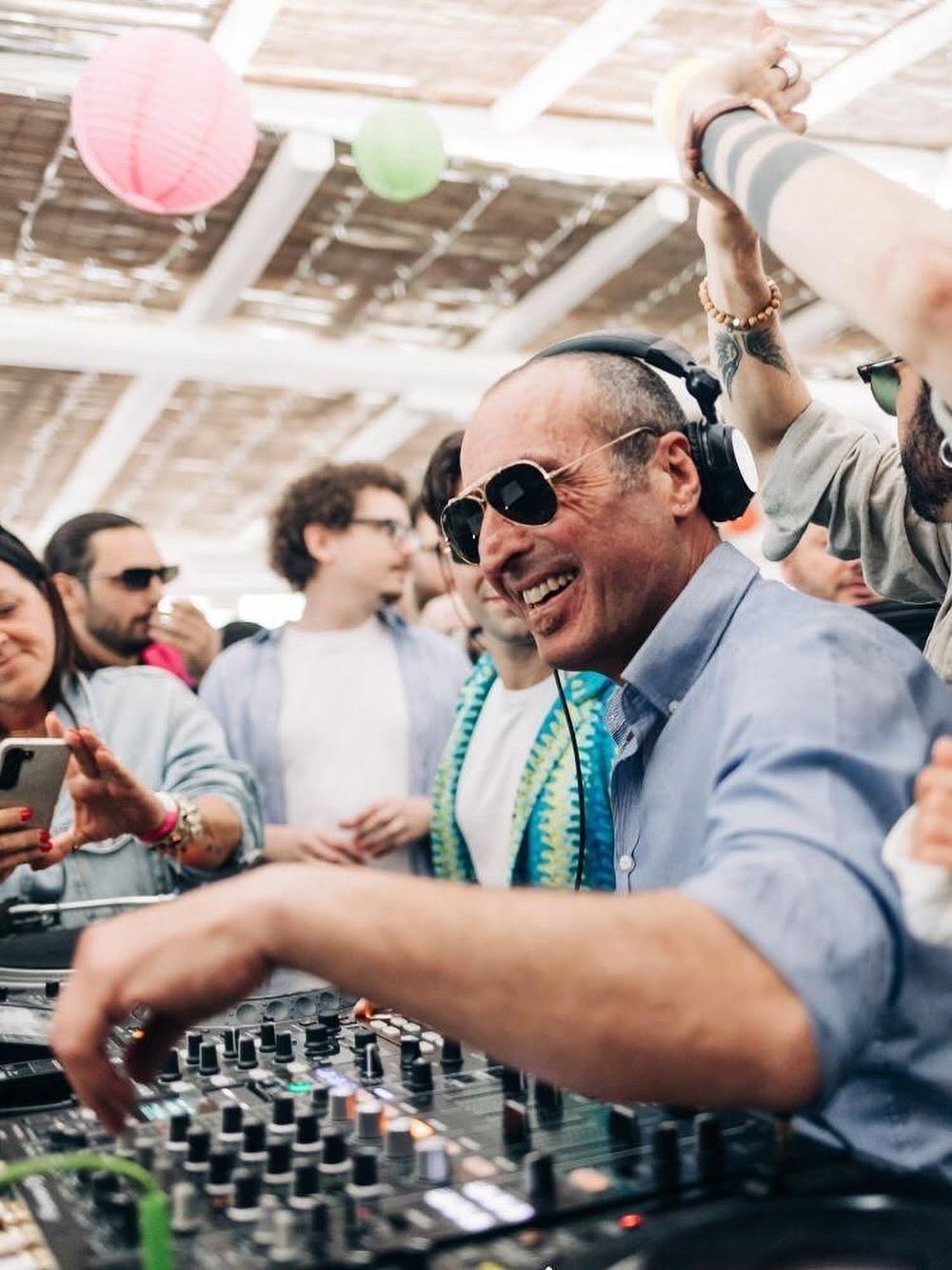 Marco durante un DJ set all'aperto