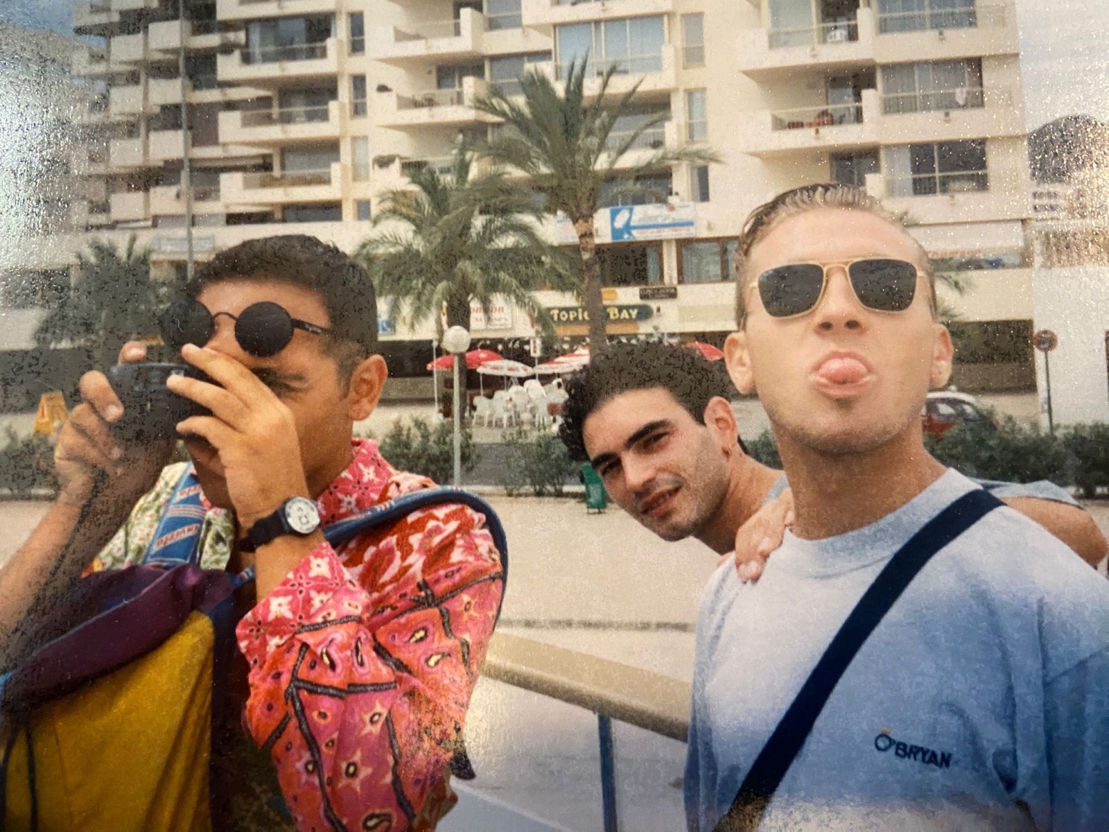 Tre amici durante un viaggio