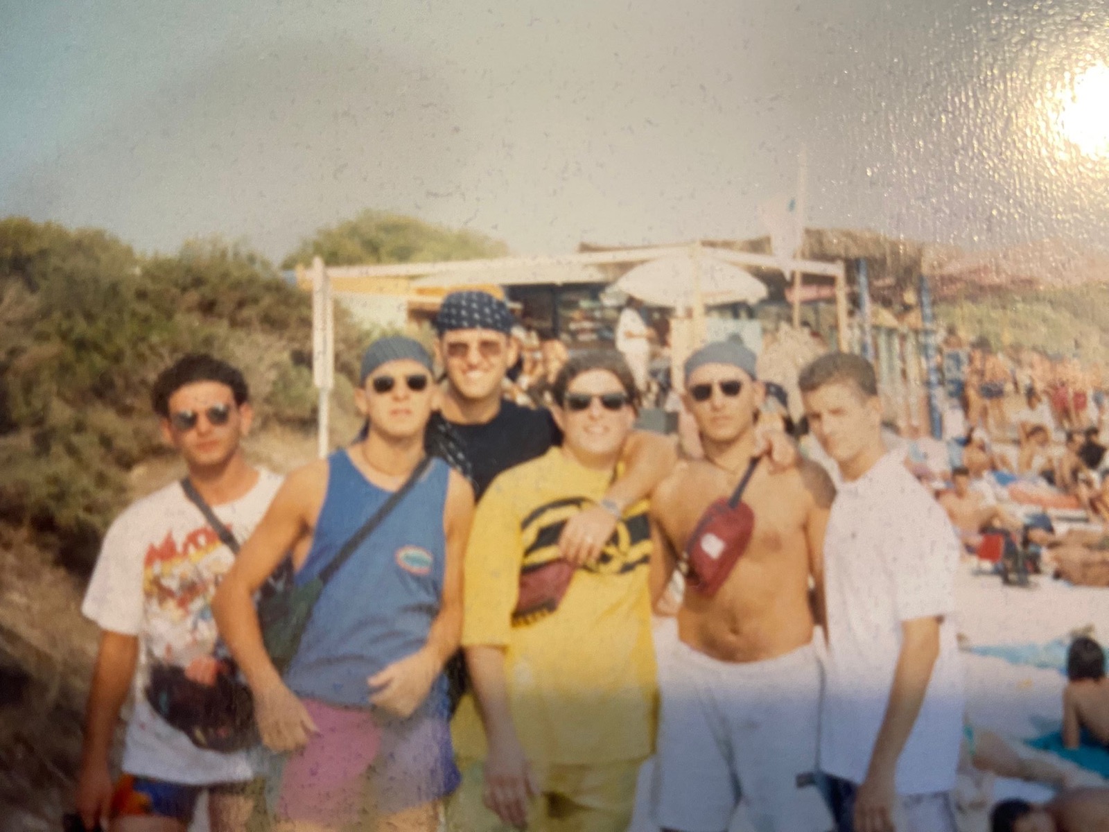 Gruppo di amici in spiaggia