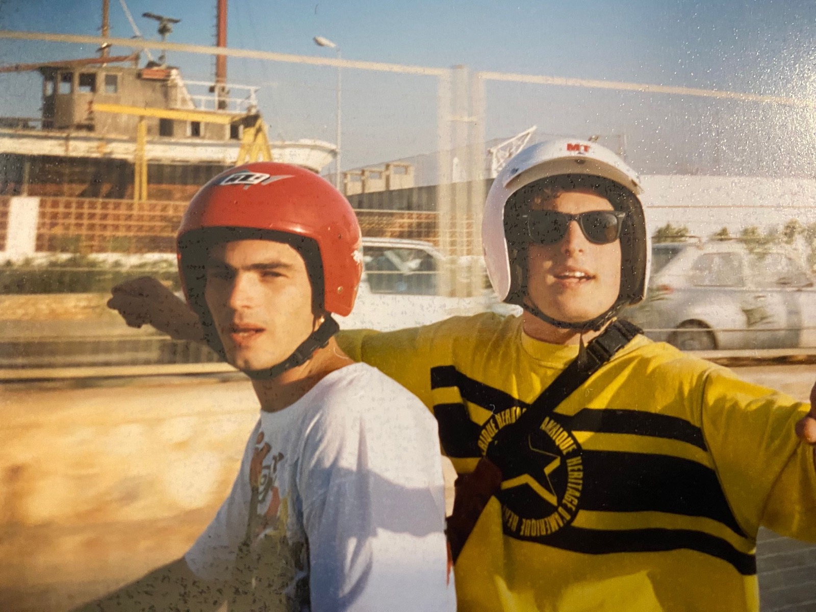 Due amici con il casco