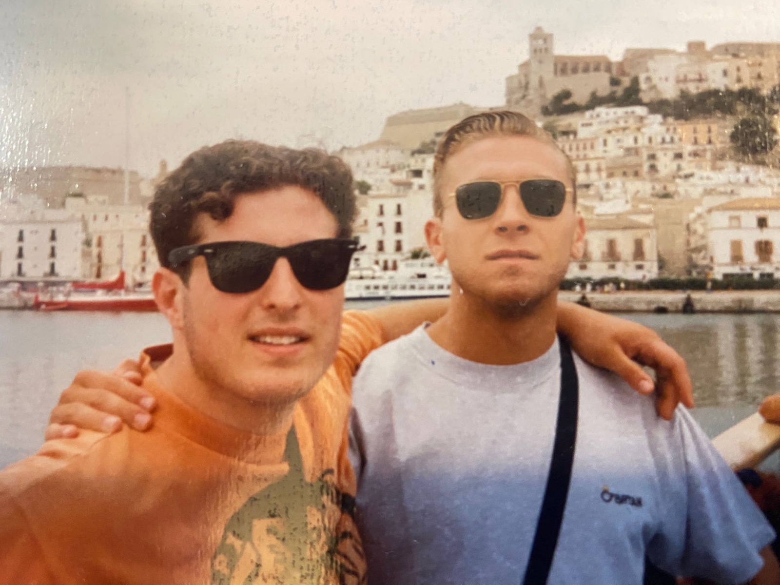 Marco giovane al porto con un amico